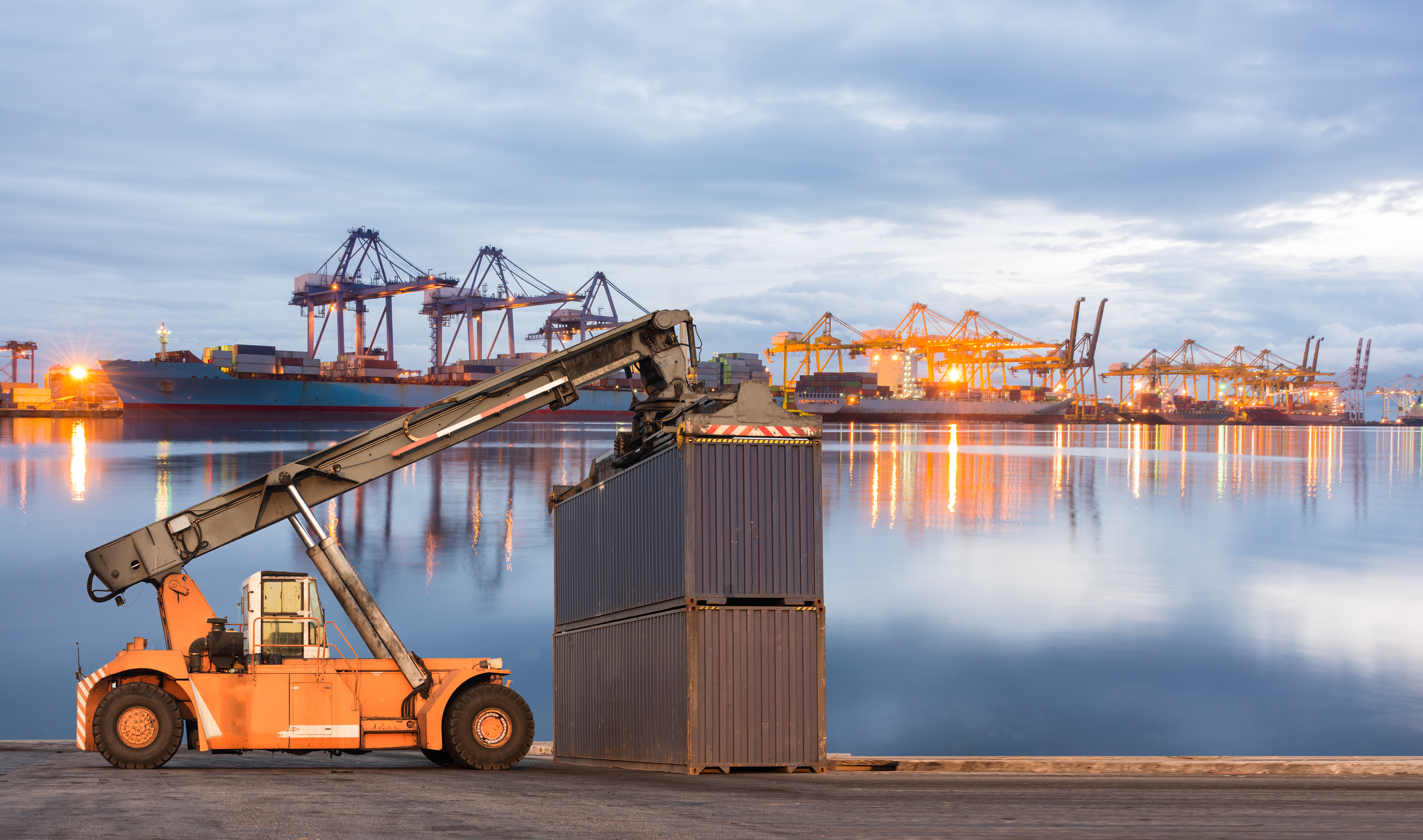Titelbild-Container-Aussenhandel-Hafen-Trade-Compliance-AdobeStock-106393192-sorapop